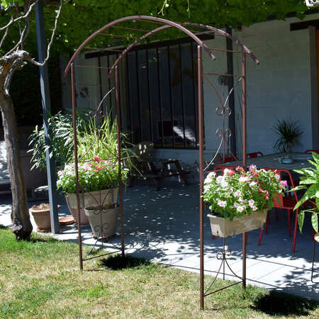 Comment décorer une arche de jardin ?